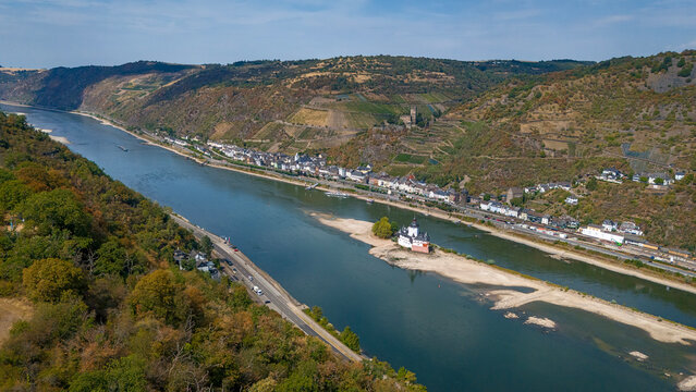 Low water level at Pfalzgrafenstein Castle in the Rhine near Kaub at Rhine Kilometer 546, Rhineland Palatinate, Germany
