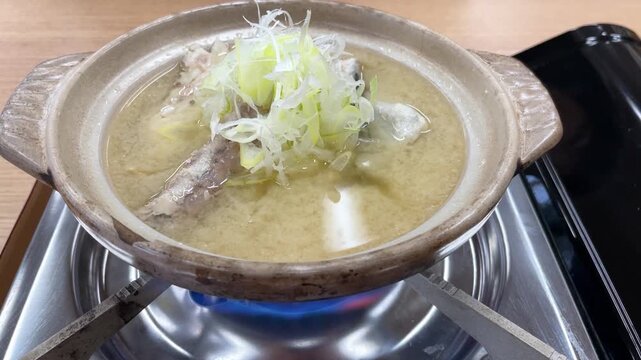 ガスコンロで温める土鍋に入ったアラ汁