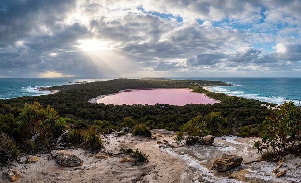  Dramatic Wide Angle View of Australia&rsquo;s Famous Lake Hillier