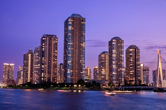 東京都、永代橋から眺める佃島のタワーマンション群の夕景