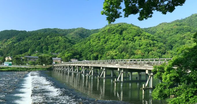 新緑の嵐山と桂川の渡月橋