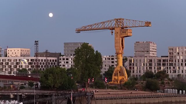 rush video de la grue titan jaune &agrave; Nantes sur l'ile de Nantes un soir de pleine lune.