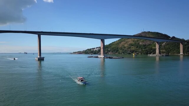Barco de pesca passando pela Terceira Ponte. Vit&oacute;ria, Esp&iacute;rito Santo, Brasil.