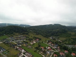 Jezioro Rożnowskie - Polska Jezioro znajdujące się w górach - Beskidy. LAsy, góry, woda, przyroda ujęcie nagrane dronem, piękny krajobraz, chmury © Konrad