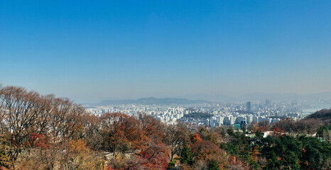 Fototapeta premium High angle view of Seoul city with mountain and clear blue sky'