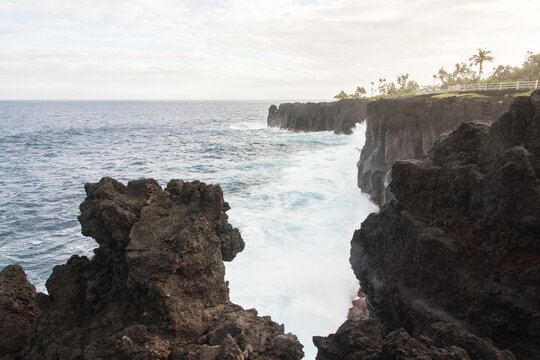 Paysage du Cap M&eacute;chant &agrave; La R&eacute;union. Vue sur une falaise de pierre noire et de mer d&eacute;chain&eacute;e. Vue sur l'Oc&eacute;an Indien. Littoral r&eacute;unionnais. 