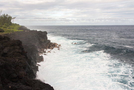 Paysage du Cap M&eacute;chant &agrave; La R&eacute;union. Vue sur une falaise de pierre noire et de mer d&eacute;chain&eacute;e. Vue sur l'Oc&eacute;an Indien. Littoral r&eacute;unionnais. 