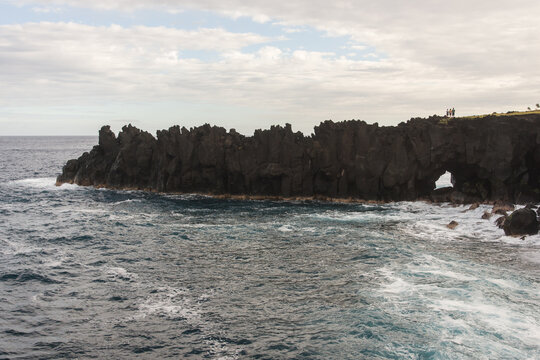 Paysage du Cap M&eacute;chant &agrave; La R&eacute;union. Vue sur une falaise de pierre noire et de mer d&eacute;chain&eacute;e. Vue sur l'Oc&eacute;an Indien. Littoral r&eacute;unionnais. 