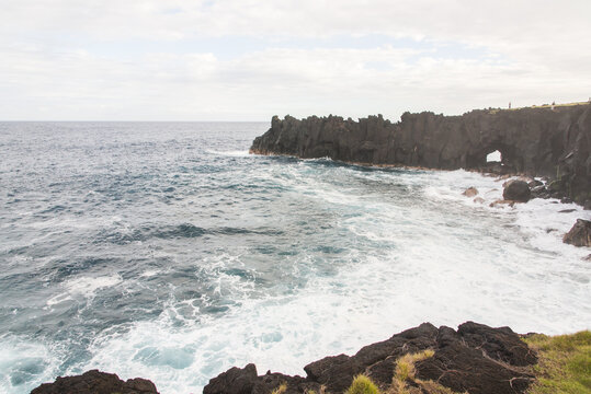 Paysage du Cap M&eacute;chant &agrave; La R&eacute;union. Vue sur une falaise de pierre noire et de mer d&eacute;chain&eacute;e. Vue sur l'Oc&eacute;an Indien. Littoral r&eacute;unionnais. 