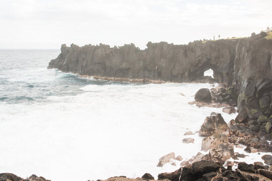 Paysage du Cap M&eacute;chant &agrave; La R&eacute;union. Vue sur une falaise de pierre noire et de mer d&eacute;chain&eacute;e. Vue sur l'Oc&eacute;an Indien. Littoral r&eacute;unionnais. 