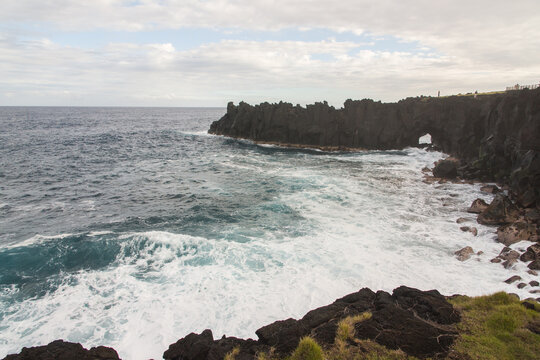 Paysage du Cap M&eacute;chant &agrave; La R&eacute;union. Vue sur une falaise de pierre noire et de mer d&eacute;chain&eacute;e. Vue sur l'Oc&eacute;an Indien. Littoral r&eacute;unionnais. 