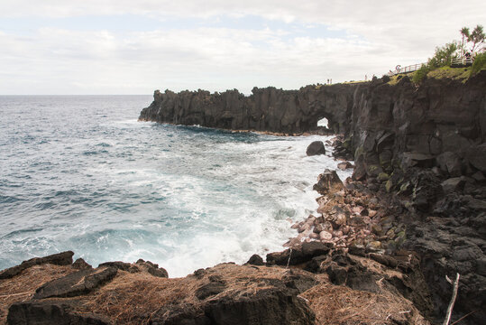 Paysage du Cap M&eacute;chant &agrave; La R&eacute;union. Vue sur une falaise de pierre noire et de mer d&eacute;chain&eacute;e. Vue sur l'Oc&eacute;an Indien. Littoral r&eacute;unionnais. 