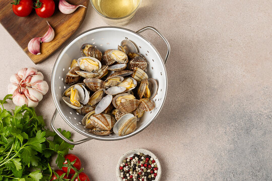 Vongole with tomato, garlic and parsley for summer meal