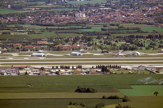 Aviano, panorama completo con la chiesa parrocchiale, Aviano 2000, la Base, la campagna, i paesini confinanti
