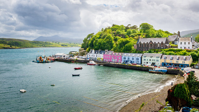 Le petit port tr&egrave;s color&eacute; de Portree sous un ciel nuageux, &icirc;le de SKye, Ecosse