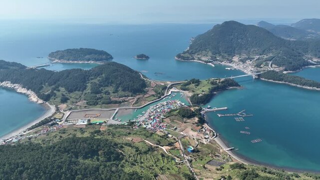 여수 안도 섬 안도대교 해수욕장 해변 모래사장 바다 남해 남해바다 항구 어항 방파제 선착장 마을 어촌마을 산 전경 풍경 자연 해안 해안가 수평선 연륙교 다리 교량 백사장 파도 바닷물 해수 해양 해양경관 지역경관 관광지 명소 휴양지 바닷가 어촌 정박 선박 포구