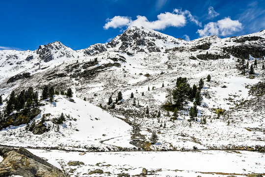 Davos, Susch, Fl&uuml;ela, Passstrasse, Alpenpass, Fl&uuml;elapass, Alpen, kurvig, Schweizer Berge, Passer&ouml;ffnung, Wanderweg, Engadin, Fr&uuml;hling, Fr&uuml;hsommer, Graub&uuml;nden, Schweiz