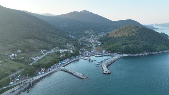 여수 안도 섬 안도대교 해수욕장 해변 모래사장 바다 남해 남해바다 항구 어항 방파제 선착장 마을 어촌마을 산 전경 풍경 자연 해안 해안가 수평선 연륙교 다리 교량 백사장 파도 바닷물 해수 해양 해양경관 지역경관 관광지 명소 휴양지 바닷가 어촌 정박 선박 포구