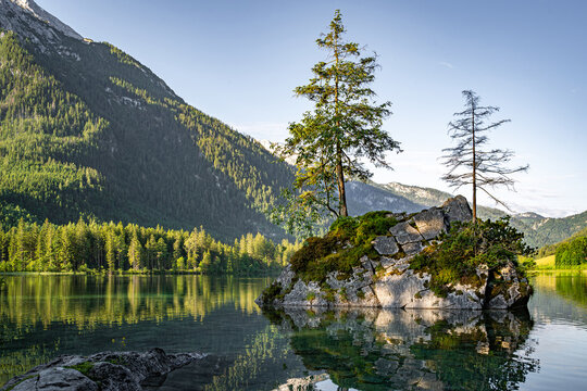Idyllischer Hintersee bei Ramsau mit Spiegelung der Berchtesgadener Alpen im Morgenlicht.