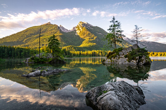 Idyllischer Hintersee bei Ramsau mit Spiegelung der Berchtesgadener Alpen im Morgenlicht.