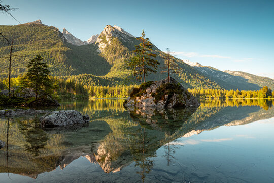 Idyllischer Hintersee bei Ramsau mit Spiegelung der Berchtesgadener Alpen im Morgenlicht.