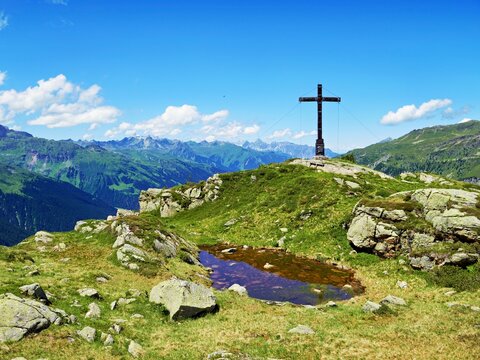 Gipfelkreuz auf der Breitspitze mit T&uuml;mpel und Alpenpanorama