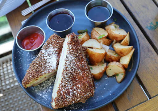 Monte Cristo sandwich