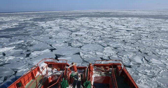 ガリンコ号と流氷