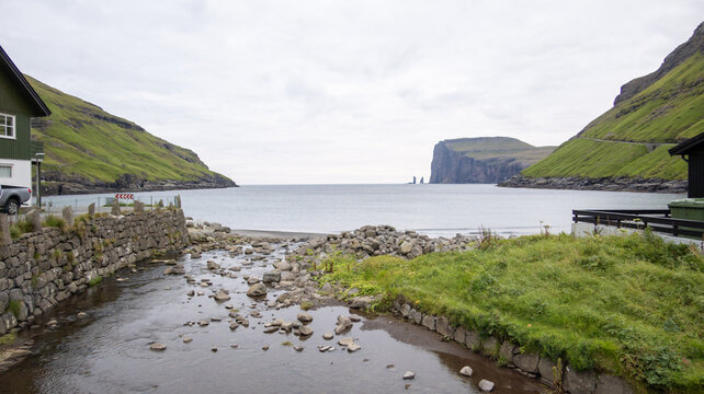 Tjornuvik village bay viewing Risin og Kellingin sea stacks