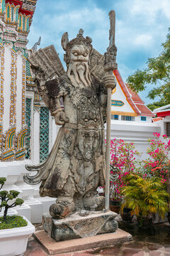 Der Ausschnitt zeigt eine historische chinesische W&auml;chterstatue (Lan Than oder Felsenriese) im Tempel Wat Pho in Bangkok, Thailand