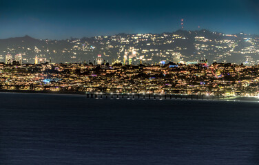 Obraz premium Los Angeles coastline illuminated at night with ocean view from Palos Verdes