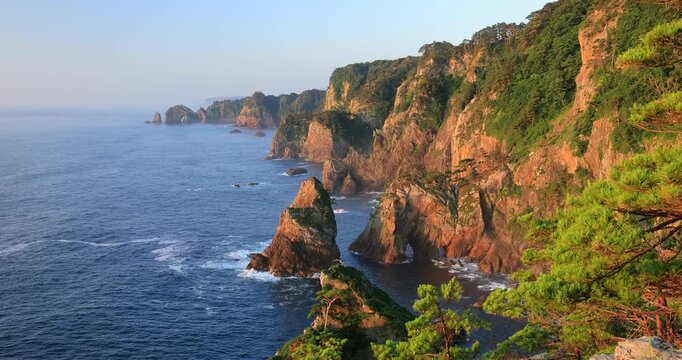 第二展望台から朝日に染まる夏の北山崎の断崖