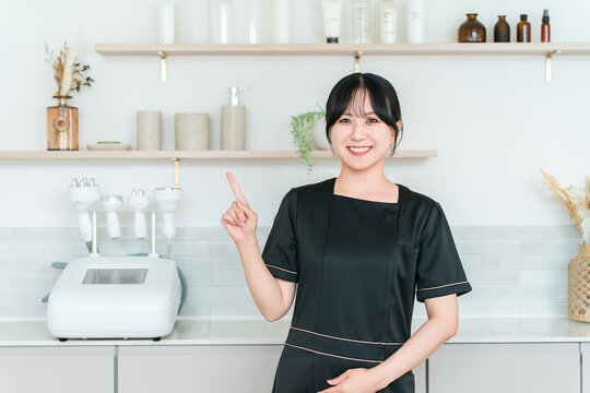 エステサロンで働くエステティシャンの女性スタッフ