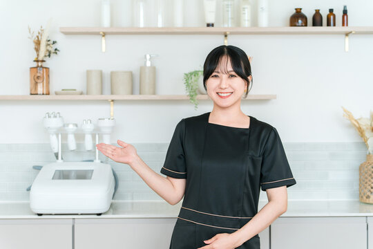 エステサロンで働くエステティシャンの女性スタッフ