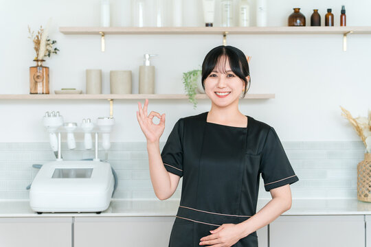エステサロンで働くエステティシャンの女性スタッフ