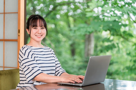 A young woman who is a work hopper and does remote work.