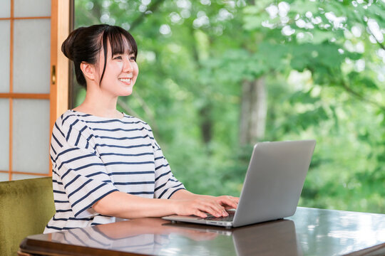 A young woman who is a work hopper and does remote work.