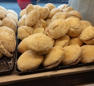 Many sweet breads arranged like a tray from a Mexican bakery.Muchos panes dulces en forma de una charola de una panader&iacute;a mexicana.(3)