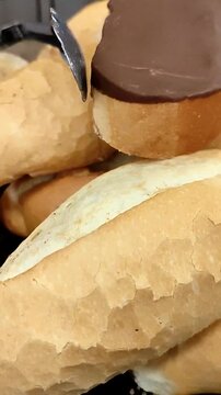 An assortment of *bolillos* and traditional Mexican sweet bread with chocolate filling, all arranged on the tray.Un conjunto de bolillos y pan de dulce tradicional mexicano con relleno de chocolate, 4