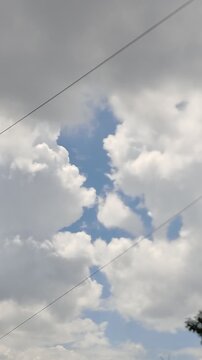 A cluster of clouds takes on a distinctive shape, silhouetted against the sky during a beautiful sunset.Unconjunto de nubes adopta una forma distintiva perfil&aacute;ndose en el cielo durante un hermoso (40)