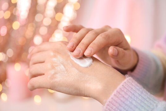 手の甲に広がる白いクリームのうるツヤケア