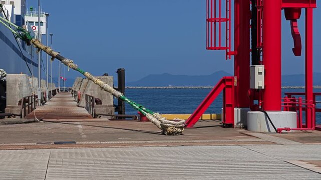 フェリーが停泊する桟橋の風景。