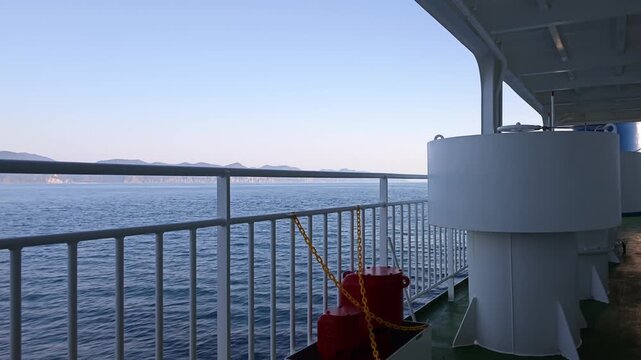 船のデッキから海を望む風景。