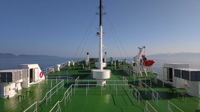 船の甲板から見た海の風景。