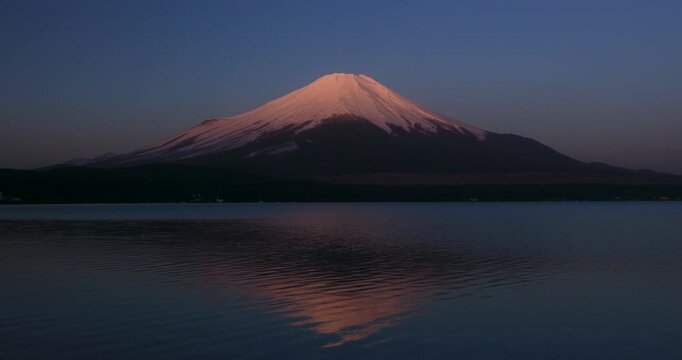 山中湖から朝焼けの逆さ富士山
