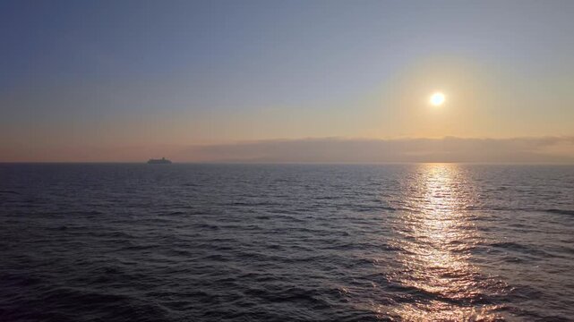 夕陽と船ば見える海の風景。