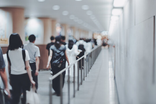 大阪の街を歩く人々ぼかし風景