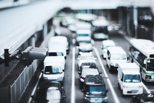 渋滞する車