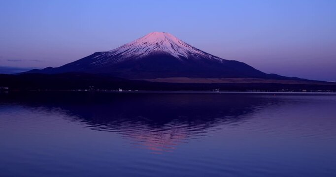山中湖から朝焼けの逆さ富士山