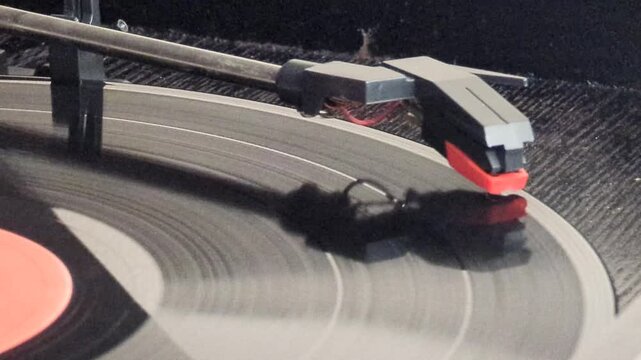 ターンテーブルで回転するLPレコードと音楽を再生するレコード針（クローズアップ）